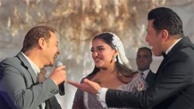 بكاء مصطفى كامل بعد غناء مدحت صالح في فرح ابنته أغنية بنتي وحبيبتي