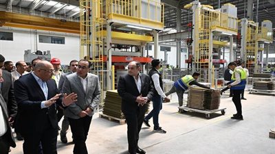 مدبولي يتفقد مشروعات صناعية وسكنية بالعاشر من رمضان