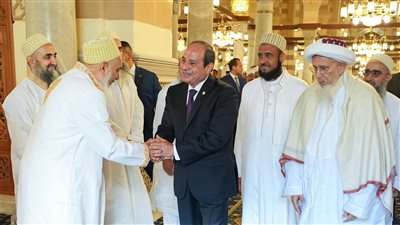 بعد تطويره.. لقطات من افتتاح الرئيس السيسي وسلطان البهرة ضريح السيدة زينب | صور 