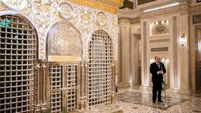 الضريح مُذهب بأنفس الأحجار الكريمة.. أبرز المعلومات عن مسجد السيدة زينب بعد التطوير