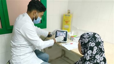 صحة المنيا: توقيع الكشف على 1492 حالة خلال قافلة طبية بمركز بني مزار