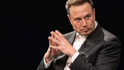 إيلون ماسك يطلق روبوت للمحادثة بالذكاء الاصطناعي مجانا لمستخدمي منصة إكس 