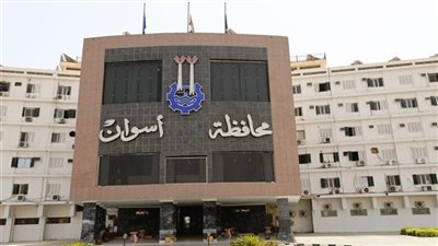 محافظ أسوان يقرر عزل واستبعاد مديرة مدرسة النفق للتمريض بعد واقعة نقل ابنتها وعدد من الطالبات