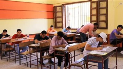 اليوم.. طلاب أولي ثانوي بالجيزة يؤدون امتحان مادتي اللغة الأجنبية الثانية والجغرافيا
