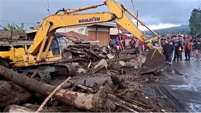 مصرع 43 شخصا وفقدان 15 آخرين في فيضانات وحمم بركانية بإندونيسيا