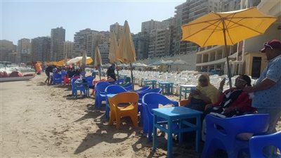 مصريون وسائحون يستمتعون بالأجواء الهادئة على شواطئ الإسكندرية