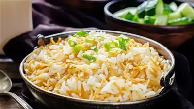 يتاكل حاف.. طريقة عمل الأرز بالشعرية للشيف نجلاء الشرشابي باللبن