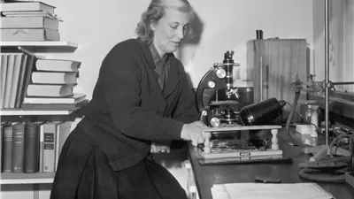 لها الفضل في اكتشاف عدد من الأدوية.. نوبل تحتفي بميلاد دورثي هودجكن