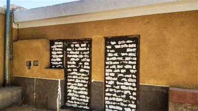 غلق منافذ وأبواب مبنى أسفل كوبرى الشيخ عيسى بأسوان للحفاظ على سلامة المواطنين