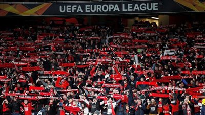 قبل لقاء توتنهام.. جمهور أرسنال يحاصر فندق مانشستر سيتي ويطلق الألعاب النارية | فيديو