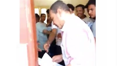 تحرك من وزارة التعليم في واقعة مراقبة سباك للامتحانات في لجنة بسوهاج 