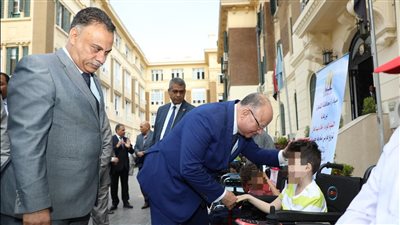 محافظ القاهرة يوزع 13 كرسي كهربائي متحرك على ذوي الهمم