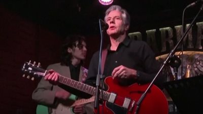 بالقرب من دوي الصواريخ الروسية.. وزير الخارجية الأمريكي يعزف موسيقى الجاز الشهيرة على جيتار أحمر داخل حانة بالعاصمة الأوكرانية