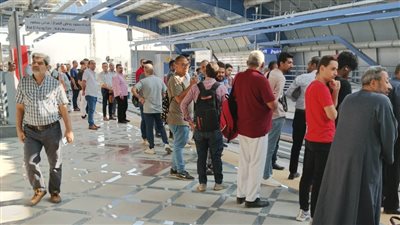 الجميع فرحان.. توافد متواصل من الركاب على استقلال المترو بالمحطات الجديدة لـ الخط الثالث | صور