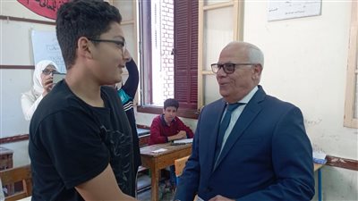 500 جنيه مكافأة من محافظ بورسعيد لطالب تخلى عن الدروس الخصوصية