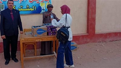 تعليم الوادي الجديد توزع مياها مثلجة ووجبات على طلاب الشهادة الإعدادية