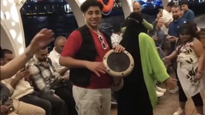 فيديو منتقبة ترقص بأحد المراكب النيلية يثير الغضب على السوشيال ميديا.. والمتابعون: احترمي النقاب اللي على وشك