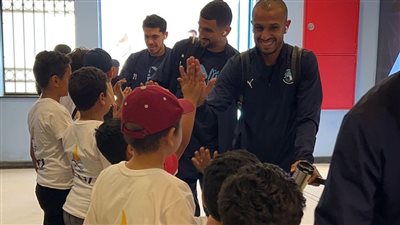 أطفال مستشفى 57357 يستقبلون لاعبي بيراميدز قبل مباراة سيراميكا | صور