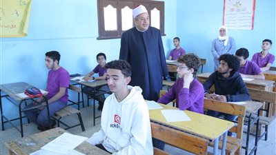 في مستوى الطالب المتوسط.. رئيس المعاهد الأزهرية يتفقد امتحانات الشهادتين الابتدائية والإعدادية في أول أيامها