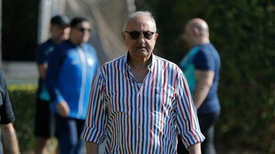  لتحفيزهم قبل انطلاق الدوري.. رئيس نادى البنك الأهلي يجتمع بالجهاز الفني واللاعبين