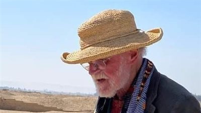 وفاة عالم الآثار الإنجليزي باري كمب رئيس بعثة حفائر تل العمارنة 