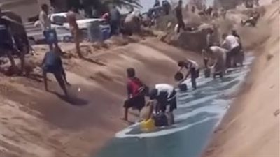 بيعبوه في جرادل.. مواطنون يجمعون السولار بعد كسر خط مواسير بالمنيا | بث مباشر 