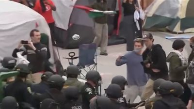 الشرطة الأمريكية تقتحم جامعة إيرفاين لفض اعتصام الطلاب بسبب حرب غزة 