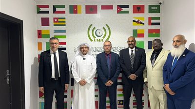 عمرو الليثي يهدي درع اتحاد إذاعات وتليفزيونات التعاون الإسلامي إلى الرئيس التنفيذي لعرب سات