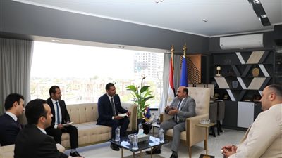 محافظ أسوان يبحث حل مشكلات المستثمرين مع وفد المبادرة الوطنية لتطوير الصناعة