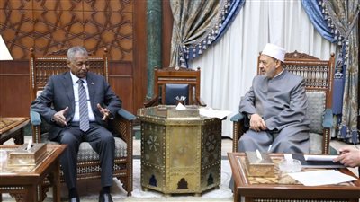 رئيس مجلس السيادة السوداني يوجه دعوة رسمية لشيخ الأزهر لزيارة البلاد