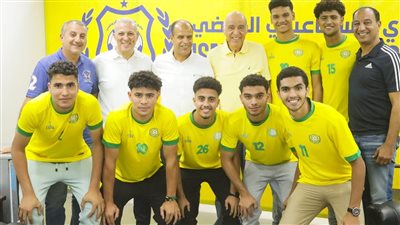 أبو جريشة يجتمع مع ناشئي الإسماعيلي بعد توقيعهم عقود طويلة الأمد 