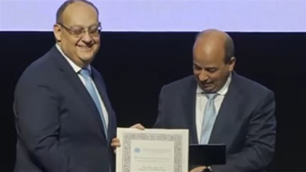 تسلم الجائزة 