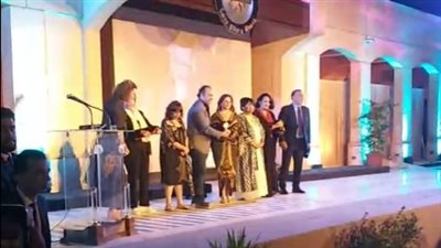 إلهام شاهين خلال تسلمها درع تكريم اسم شويكار: حياة الفنان خالدة بمسيرته الفنية| بث مباشر 