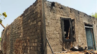 اندلاع حريق في منزلين بسوهاج.. والحماية المدنية تسيطر على النيران| صور