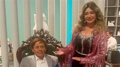 بجانب تمثاله.. ليلى علوي تٌهنئ عادل إمام بعيد ميلاده: الزعيم أهم نجوم القرن