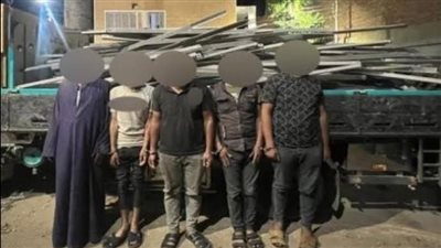 عقب ضبطهم متلبسين.. المتهمون بسرقة زوايا أبراج الضغط العالي بسوهاج: بنبيعها لتجار الخردة