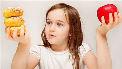 تقرير أمريكي: الأغذية المعالجة والمواد الكيميائية وراء تفاقم أمراض الأطفال المزمنة