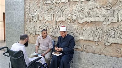 أطعمه تمرا وامتحنه بساحة الكلية.. عميد بالأزهر يثير إعجاب السوشيال ميديا بسبب طالب من أصحاب الهمم