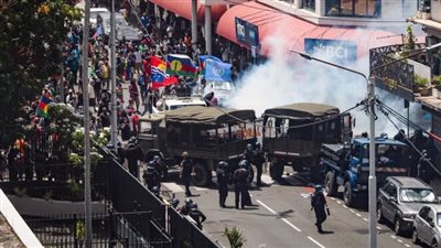 اعتقالات وانتشار للجيش الفرنسي وماكرون يتوجه إلى هناك.. ماذا يحدث في كاليدونيا؟