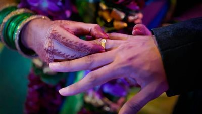 بعد وفاة زوجته.. رجل يقع في حب حماته ويتزوجها