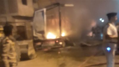 السيطرة على حريق اندلع في شاحنة تحمل مساعدات إغاثية لغزة بالعريش| صور