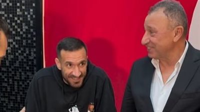 بالعكاز وجواره الخطيب.. أول ظهور لـ علي معلول بعد إصابته في نهائي إفريقيا أمام الترجي