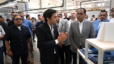 مكون محلي بنسبة 90%.. رئيس الوزراء يتفقد مصنع شركة إيميسا دينيم لصناعة الملابس الجاهزة