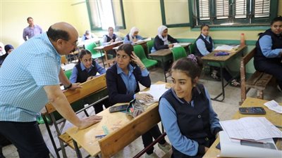محافظ أسوان يتفقد لجان امتحانات الشهادة الإعدادية