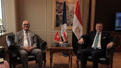 السفير التونسي ووزير الآثار يبحثان تعزيز العلاقات بين البلدين في مجالات السياحة والفندقة