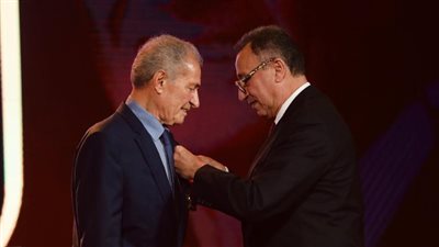 حسن مصطفى رئيس الاتحاد الدولي لكرة اليد يتعرض لأزمة صحية داخل النادي الأهلي ونقله للمستشفى