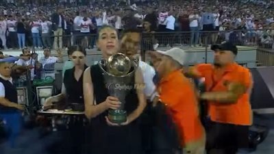 مشهد سقوط الفتاة بكأس الكونفدرالية بعد فوز الزمالك يتصدر منصات التواصل