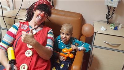 لبست بهلوان.. سائحة بلجيكية تدعم الأطفال محاربي السرطان بالأقصر بيوم ترفيهي| صور