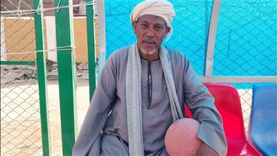 ميسي سوهاج.. خمسيني يلعب الكرة بالعمة والجلابية: نفسي أسلم على الخطيب قبل ما أموت | صور