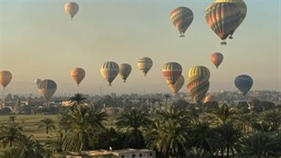 برغم الموجة الحارة.. تحليق 45 رحلة بالون طائر أقلت 1200 سائح في الأقصر